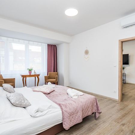 Perla Hradce 202 Apartment Hradec Kralove Bagian luar foto